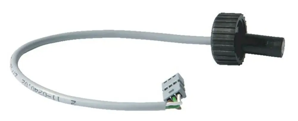 Schwarzer Sensor mit Kabel und Steckeranschluss, hergestellt von Syr. Der Sensor hat eine runde Form und dient wahrscheinlich der Messung von Flüssigkeitsströmen.